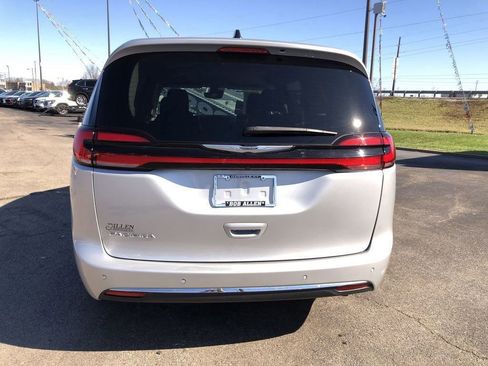 Used 2024 Chrysler Pacifica Touring-L FWD image 11