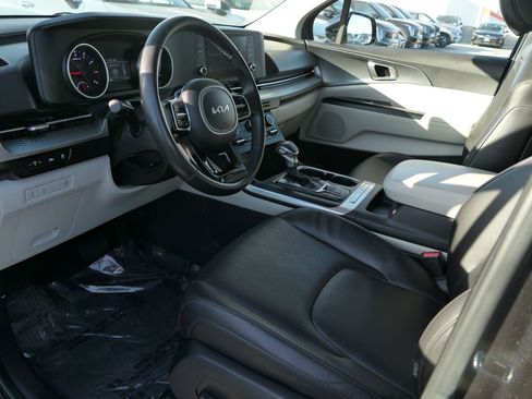 Used 2023 Kia Carnival LX image 11