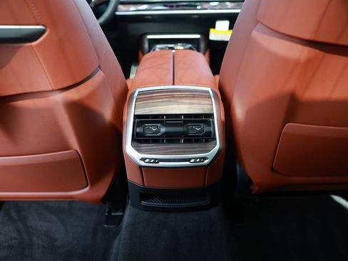 Used 2025 BMW i7 M70 w/ Executive Package AWD/4WD image 32