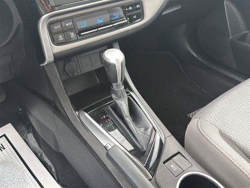 Used 2017 Toyota Corolla LE w/ Carpet Mat Package (TMS) FWD image 19
