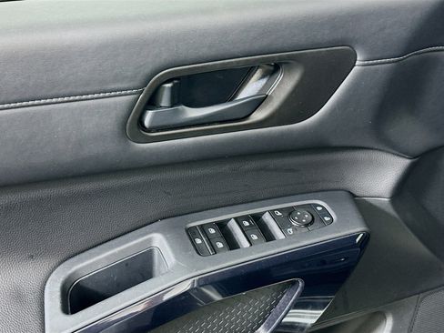 Used 2025 Nissan Pathfinder SV image 15