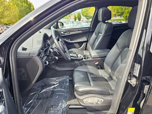 Used 2025 Porsche Macan AWD/4WD image 20