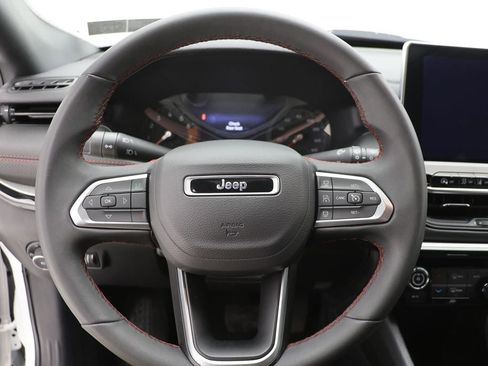 Used 2025 Jeep Compass Trailhawk AWD/4WD image 16