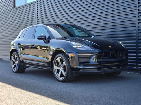Certified 2025 Porsche Macan AWD/4WD image 9