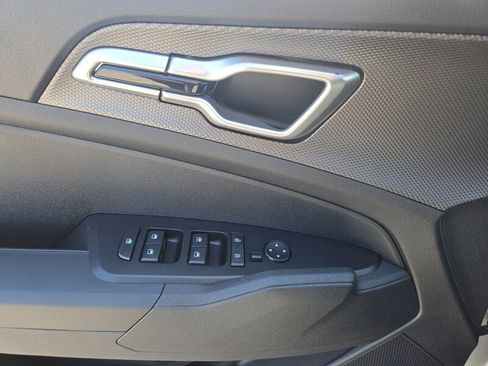 New 2025 Kia Sportage LX image 8