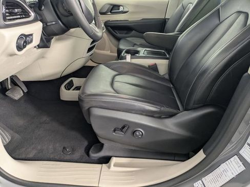 Used 2023 Chrysler Pacifica Touring-L image 10
