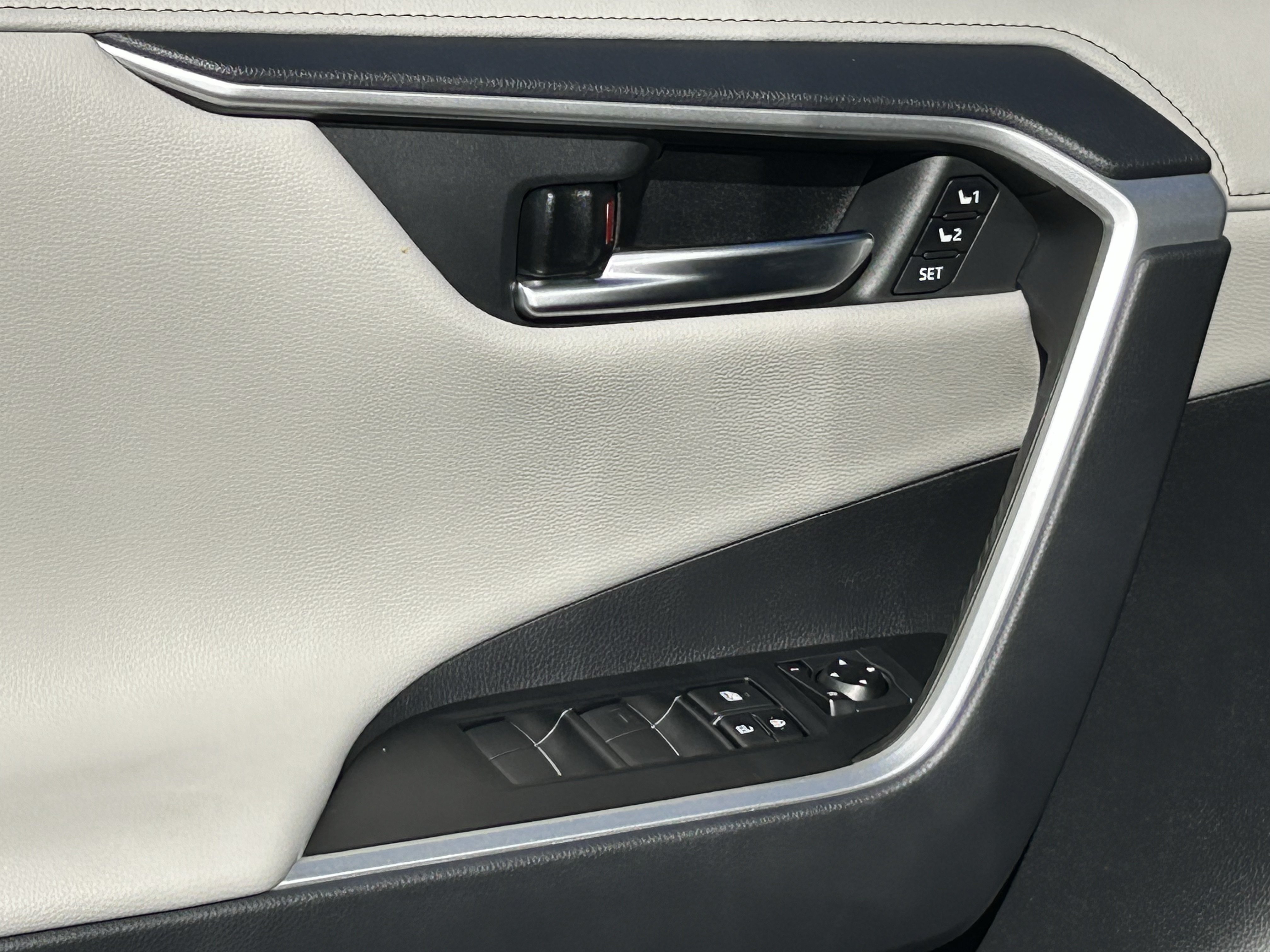 Used 2019 Toyota RAV4 Limited w/ Cold Weather Package FWD image 22