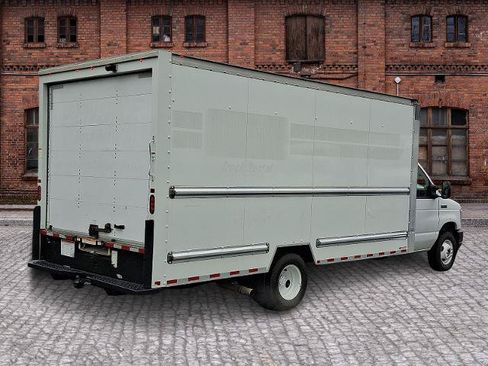 Certified 2022 Ford E-350 and Econoline 350 Super Duty RWD image 4