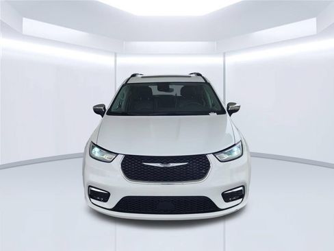 Used 2023 Chrysler Pacifica Limited FWD image 5