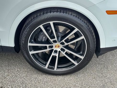 Certified 2024 Porsche Cayenne AWD/4WD image 9