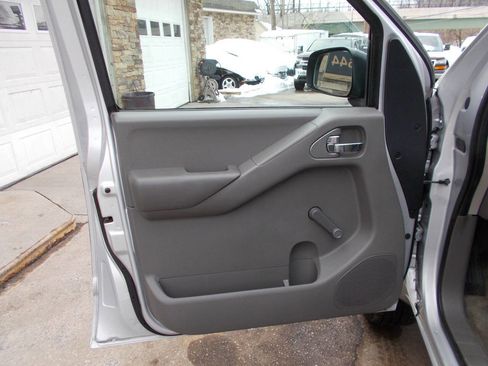 Used 2011 Nissan Frontier S image 9