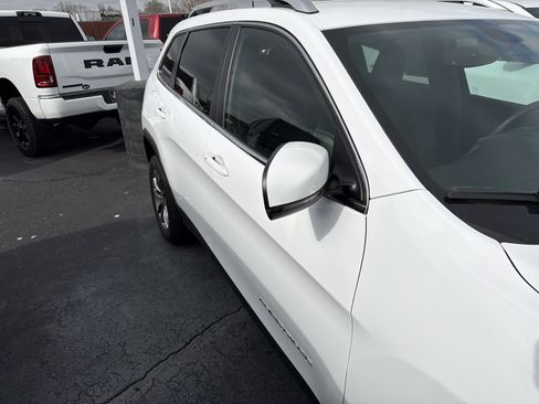 Used 2019 Jeep Cherokee Latitude Plus w/ Comfort/Convenience Group image 5