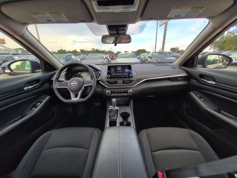Used 2025 Nissan Altima 2.5 SV FWD image 25