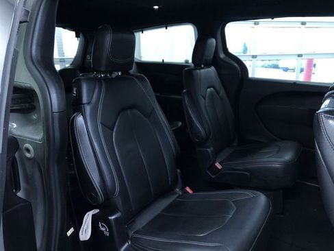 Used 2020 Chrysler Pacifica Touring-L Plus image 22