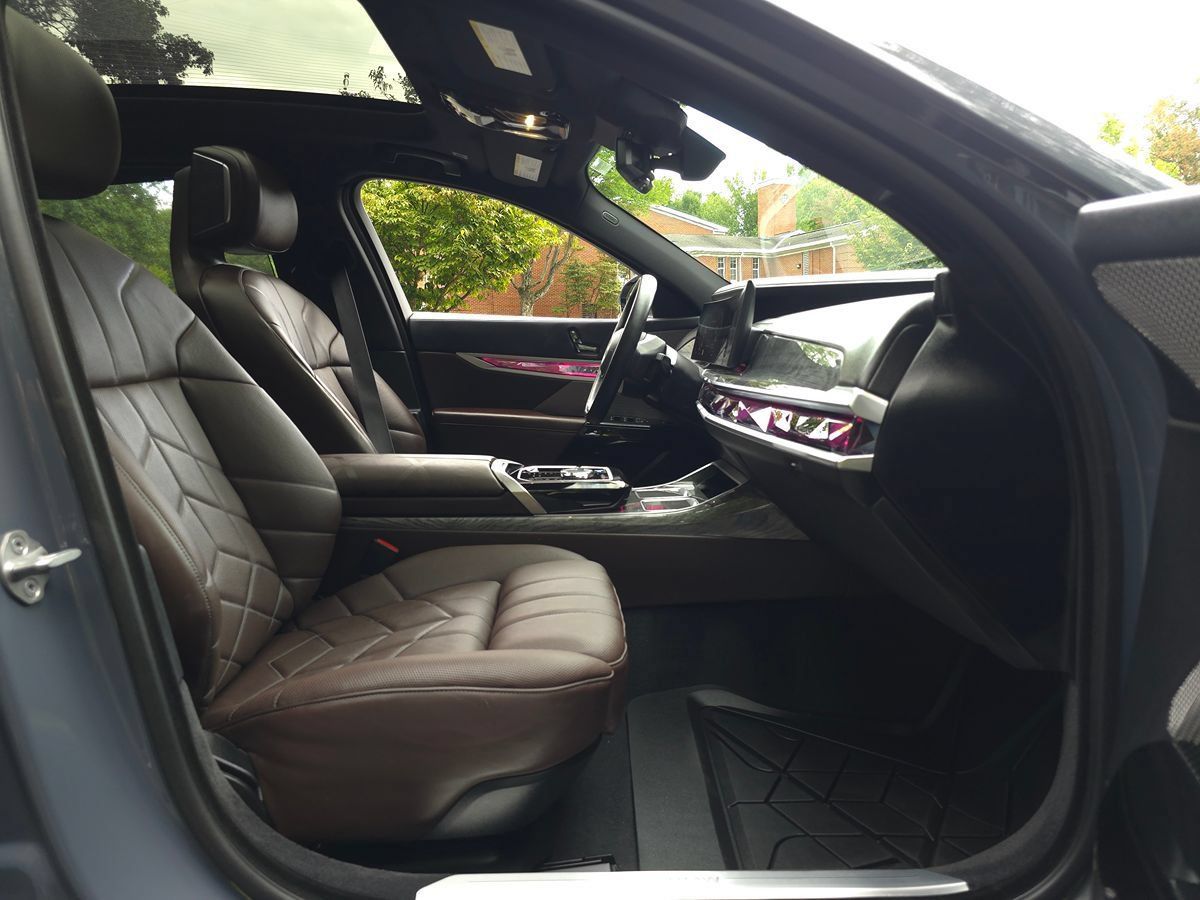 Used 2024 BMW i7 xDrive60 AWD/4WD image 22