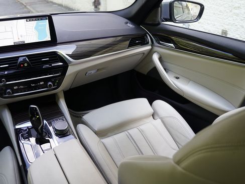 Used 2021 BMW 530i w/ M Sport Package RWD image 26