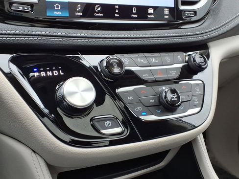 Used 2024 Chrysler Pacifica Limited image 21