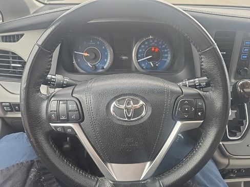 Used 2017 Toyota Sienna XLE Premium image 14