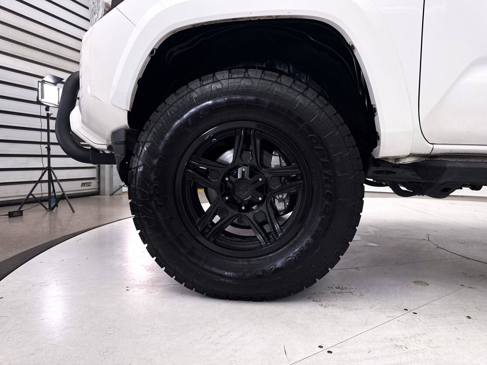 Used 2017 Toyota Tacoma TRD Sport w/ Tow Package (A/T) AWD/4WD image 13