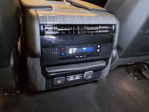 Used 2024 Jeep Wagoneer Series II w/ Flexible Seating Group image 15