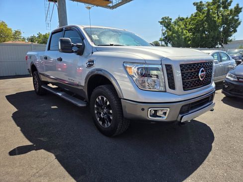 Used 2019 Nissan Titan PRO-4X w/ Pro-4x Convenience Package AWD/4WD image 5