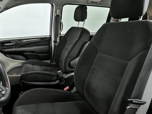 Used 2018 Dodge Grand Caravan SE image 17