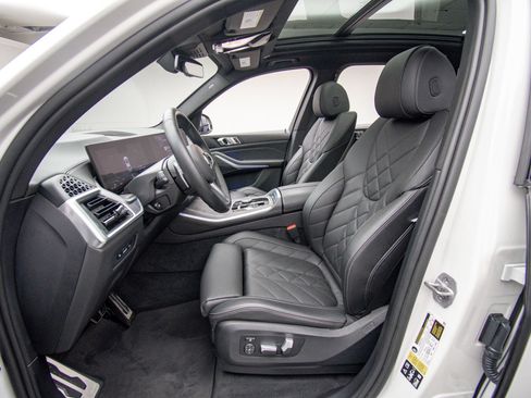 Used 2024 BMW X5 xDrive40i w/ M Sport Package AWD/4WD image 10