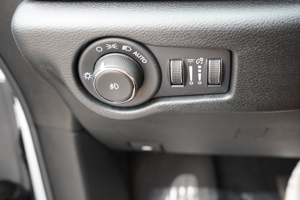 Certified 2026 Chrysler Pacifica Limited FWD image 28