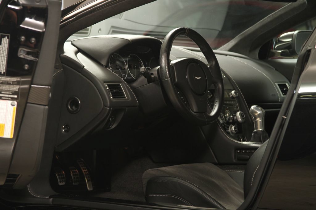 Used 2009 Aston Martin DBS Coupe RWD image 2