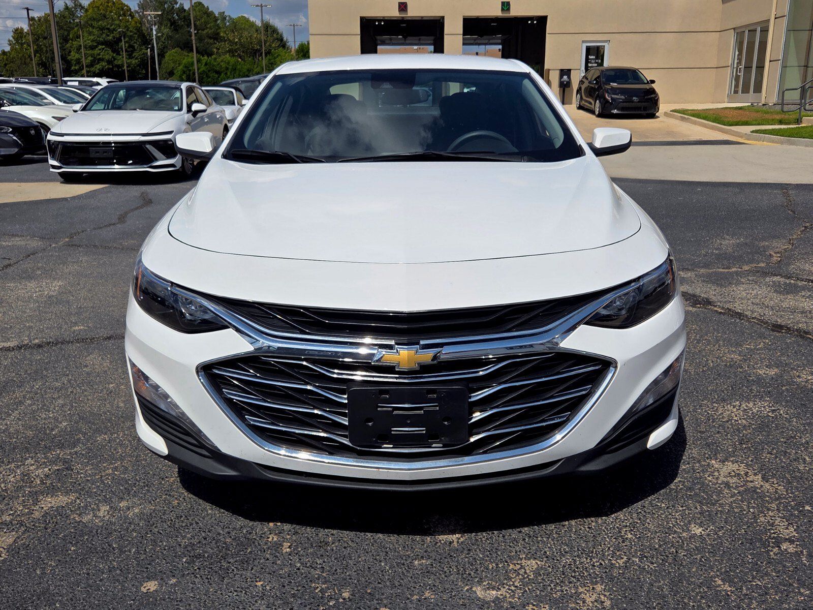 Used 2025 Chevrolet Malibu LT FWD image 2