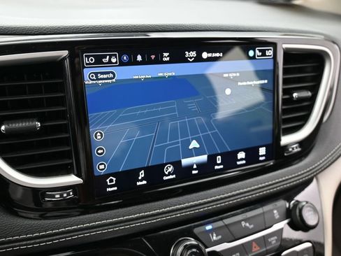 Used 2024 Chrysler Pacifica Select image 24