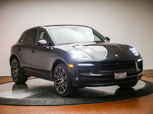 Certified 2025 Porsche Macan AWD/4WD image 9