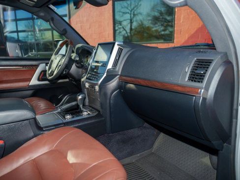 Used 2016 Toyota Land Cruiser image 15
