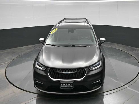 Used 2021 Chrysler Pacifica Limited w/ Uconnect Theater Family Group image 23