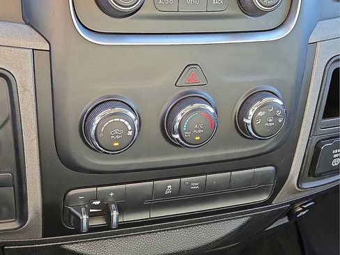 Used 2014 RAM 1500 4x4 Crew Cab w/ Exterior Appearance Group image 27