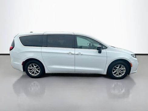 Used 2024 Chrysler Pacifica Touring-L FWD image 5