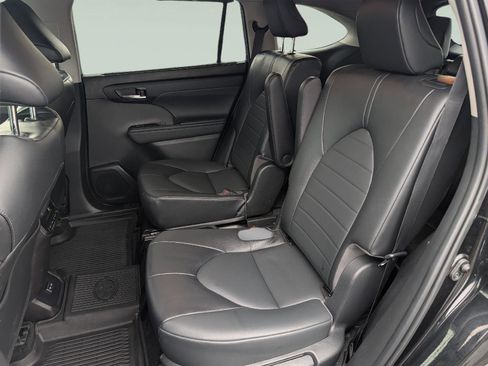 Used 2022 Toyota Highlander XLE image 18
