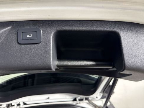 Used 2023 Land Rover Discovery Sport SE image 33