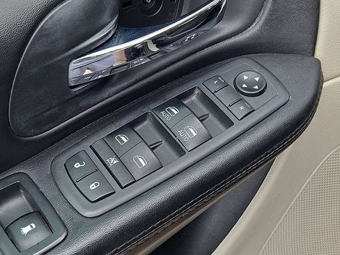 Used 2018 Dodge Grand Caravan SE w/ UConnect Hands-Free Group FWD image 17