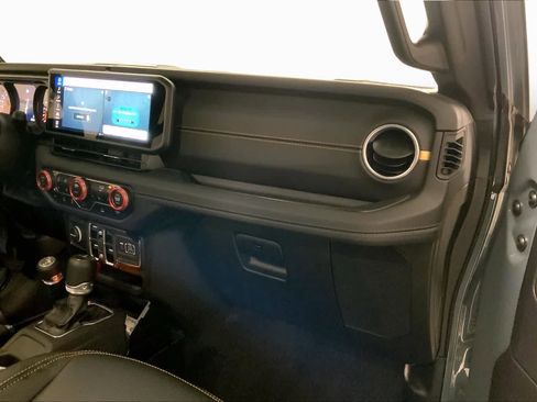 Used 2025 Jeep Gladiator Sport w/ Premium Package AWD/4WD image 18