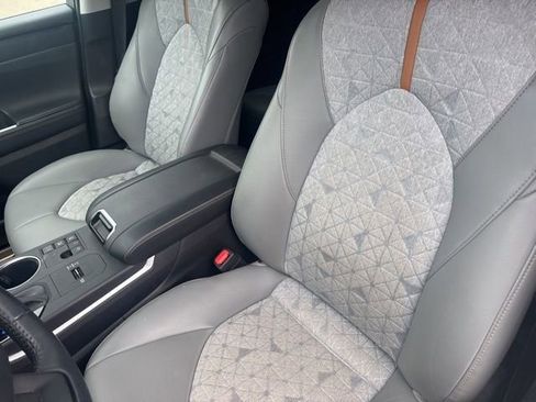 Used 2023 Toyota Highlander Bronze Edition image 15