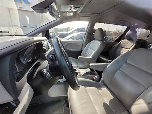 Used 2020 Toyota Sienna XLE image 9
