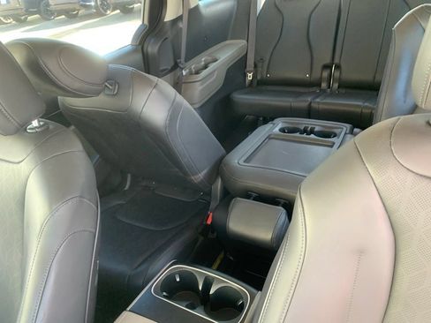 Certified 2026 Kia Carnival LXS FWD image 11