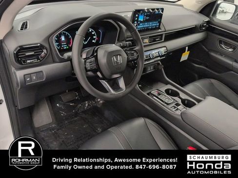 Used 2025 Honda Pilot Touring image 4