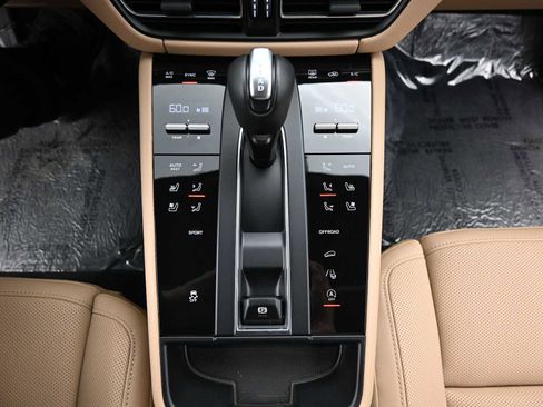 Certified 2025 Porsche Macan AWD/4WD image 13
