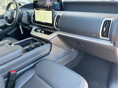 New 2025 Ford Expedition Active image 13