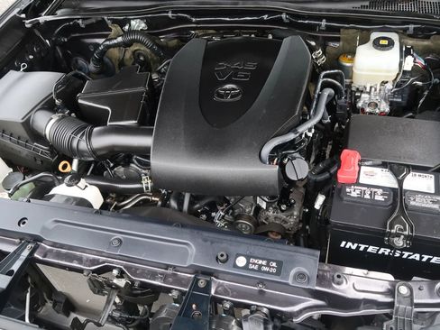 Used 2018 Toyota Tacoma TRD Off-Road AWD/4WD image 41