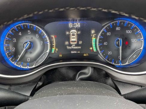Used 2023 Chrysler Pacifica Touring-L FWD image 19