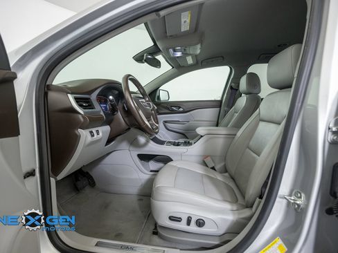 Used 2020 GMC Acadia SLT w/ LPO, Cargo Package AWD/4WD image 12
