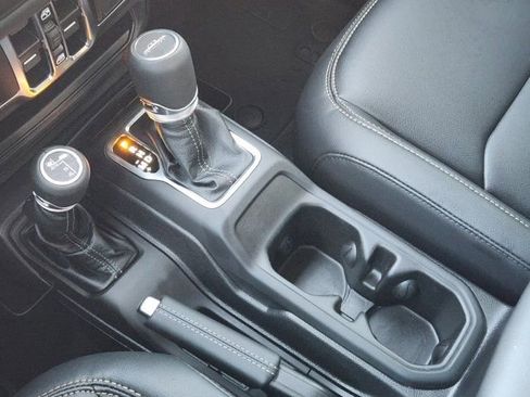 Used 2025 Jeep Gladiator Sport image 21